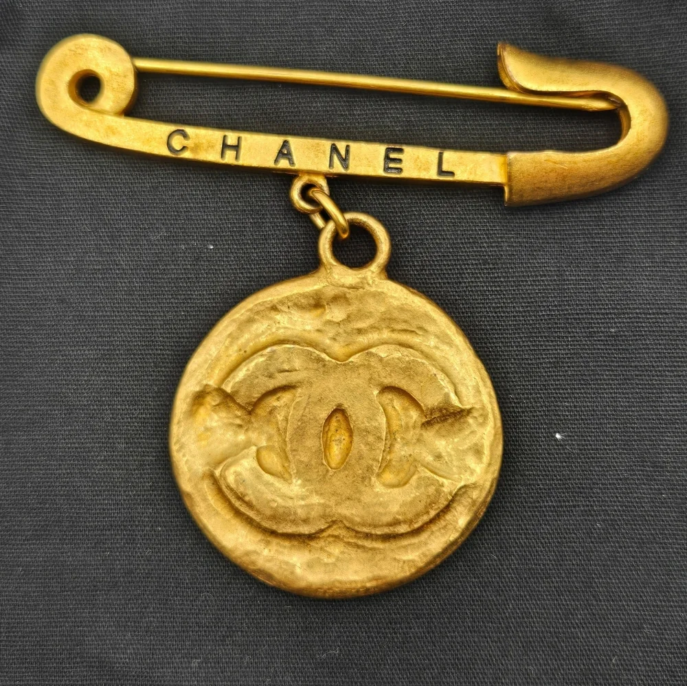 #25 Chanel Preloved CC Gold Medallion Brooch - Picture 11 of 16